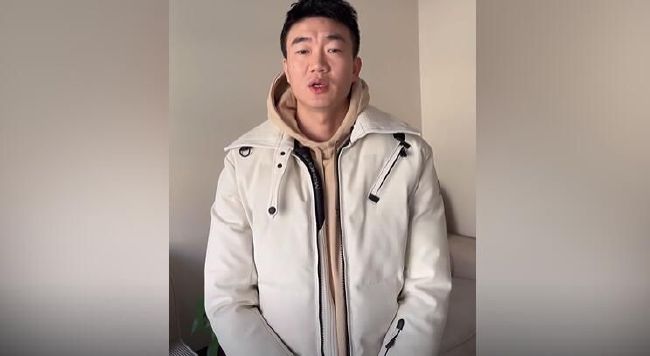 叶辰微微一笑，恭敬的问：赖老先生怎么知道我比较忙？赖清华笑道：万龙殿带着棺材杀上叶家的事情，我在美国也听说了。